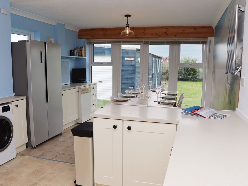 Cottage | Private kitchen | Fridge, microwave, dishwasher, cookware/dishes/utensils