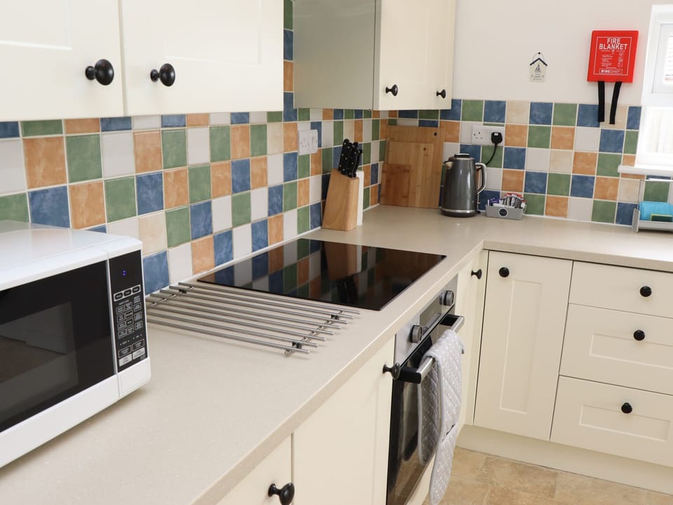 Cottage | Private kitchen | Fridge, microwave, dishwasher, cookware/dishes/utensils