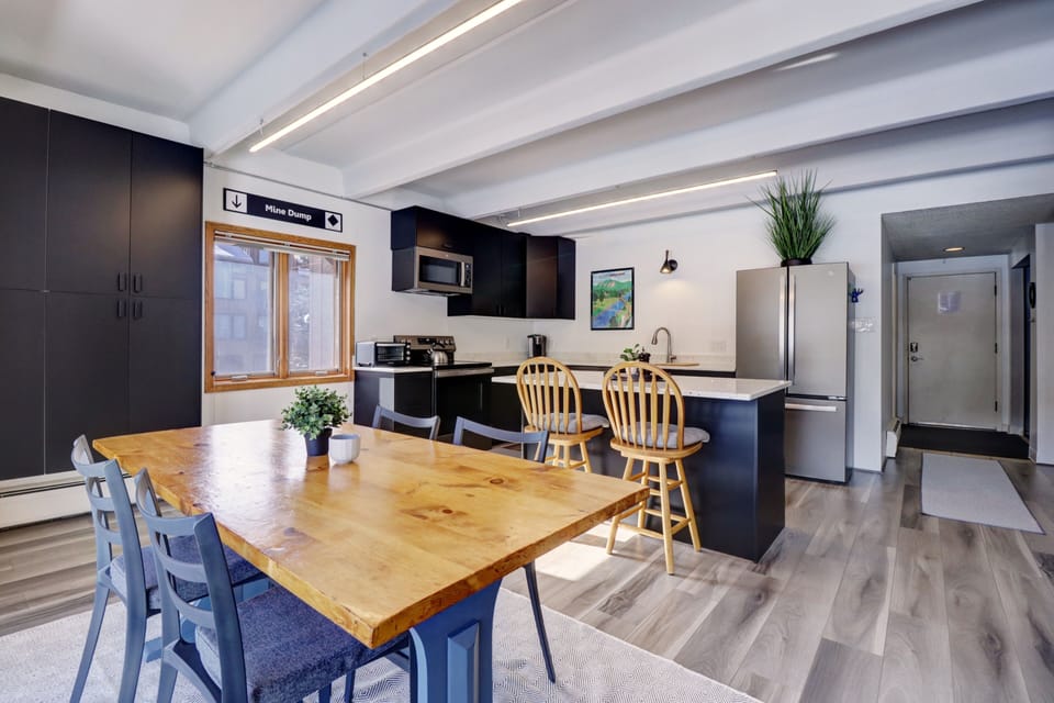 Condo, 2 Bedrooms | Private kitchen | Fridge, oven, coffee/tea maker, toaster