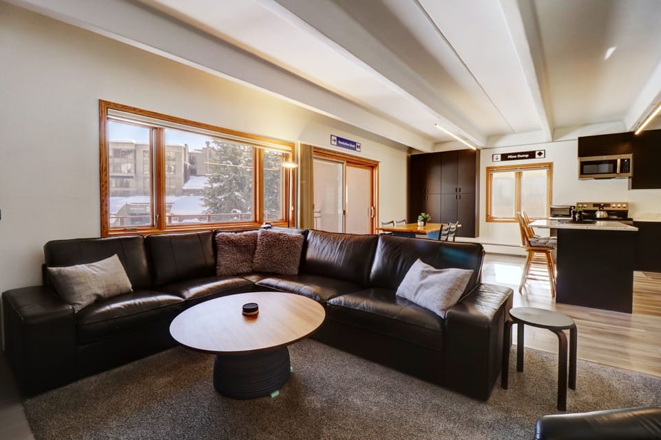 Condo, 2 Bedrooms | Living area