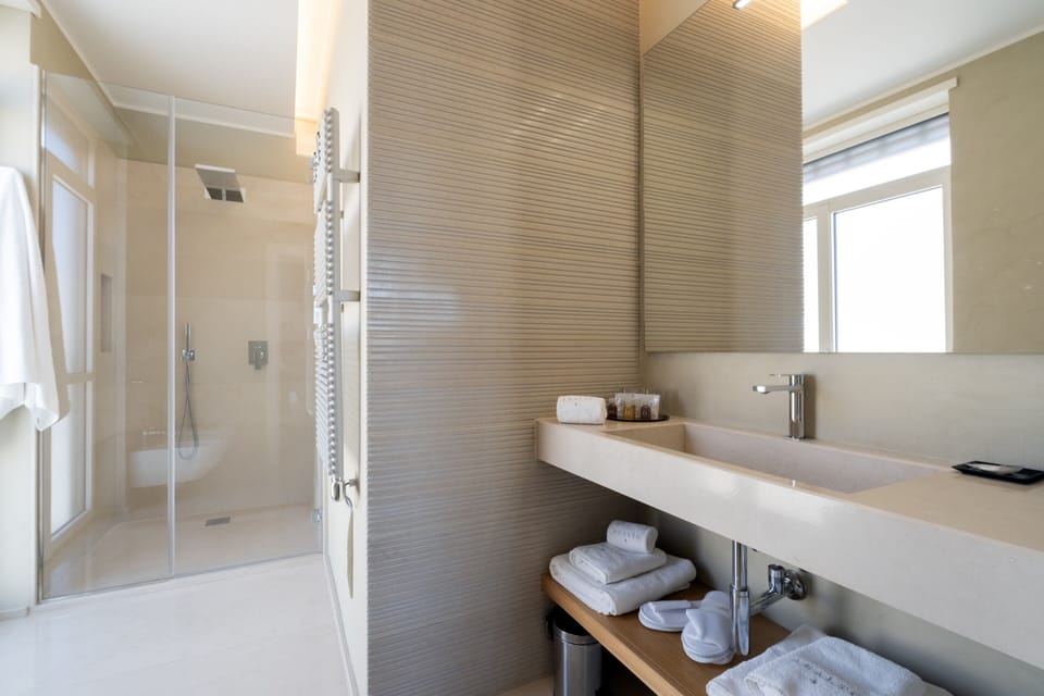 Panoramic Suite, Ensuite, City View | Bathroom