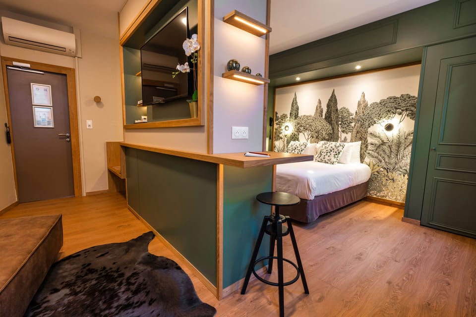 La Suite | Premium bedding, individually decorated, individually furnished, desk