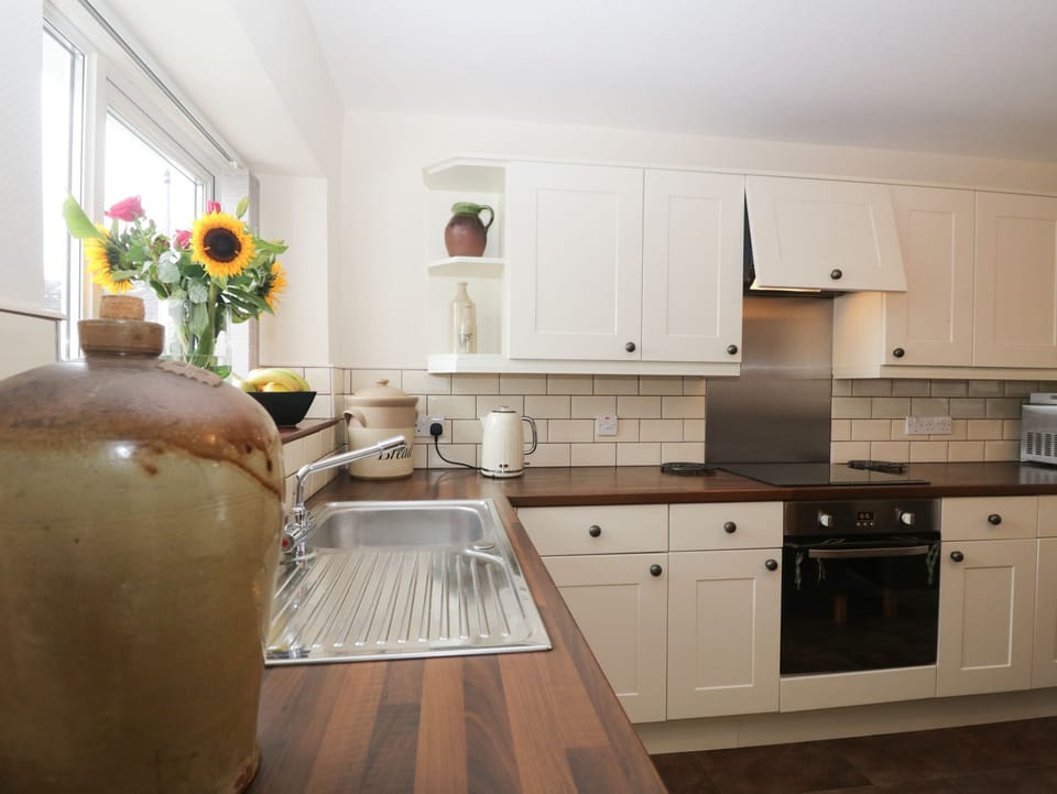 Cottage | Private kitchen | Fridge, dishwasher, electric kettle, cookware/dishes/utensils