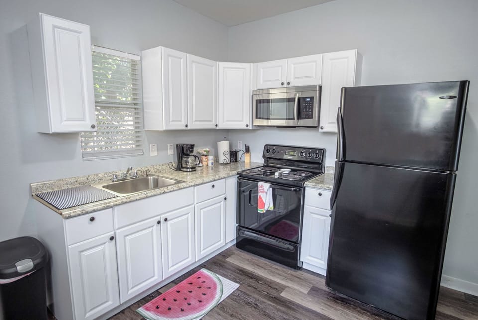 Apartment (1 Bedroom) | Private kitchen | Microwave, oven, dining tables
