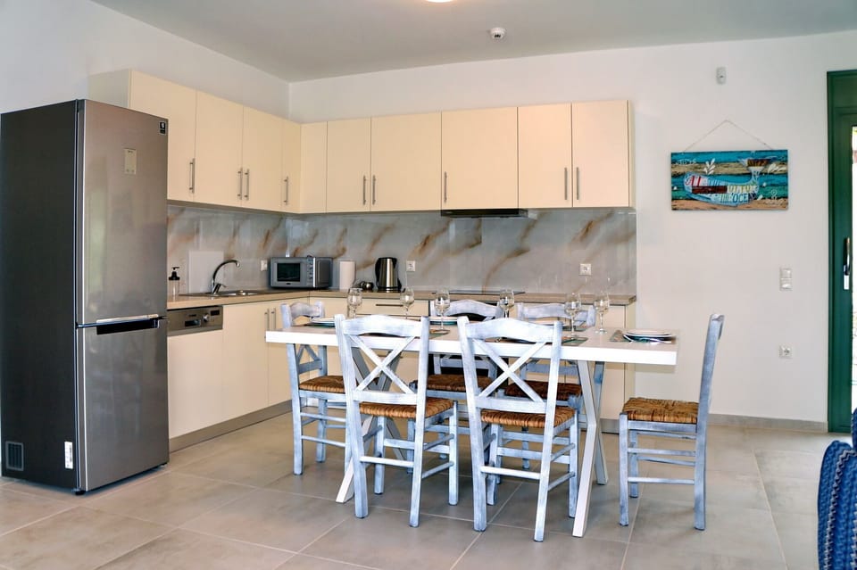 Family Villa | Private kitchen | Full-size fridge, microwave, oven, stovetop