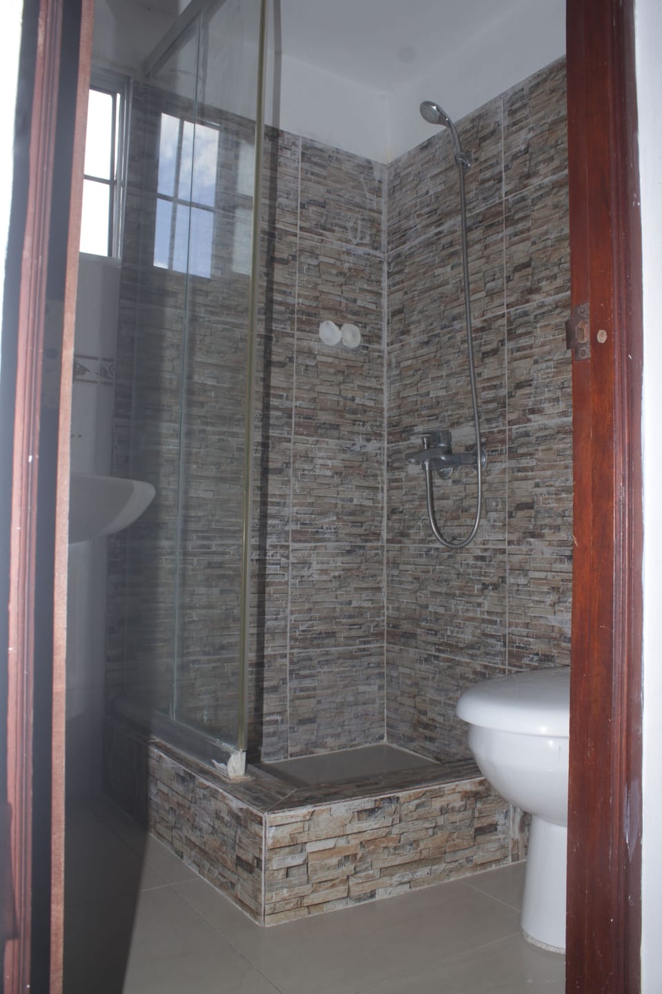 Shower, rainfall showerhead, free toiletries, hair dryer