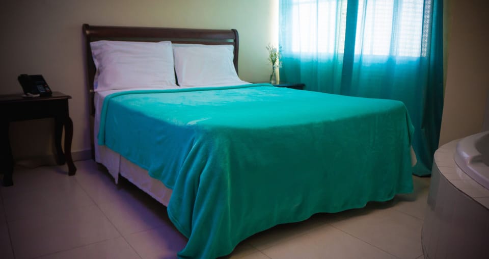 Comfort Studio Suite | Down comforters, in-room safe, desk, soundproofing