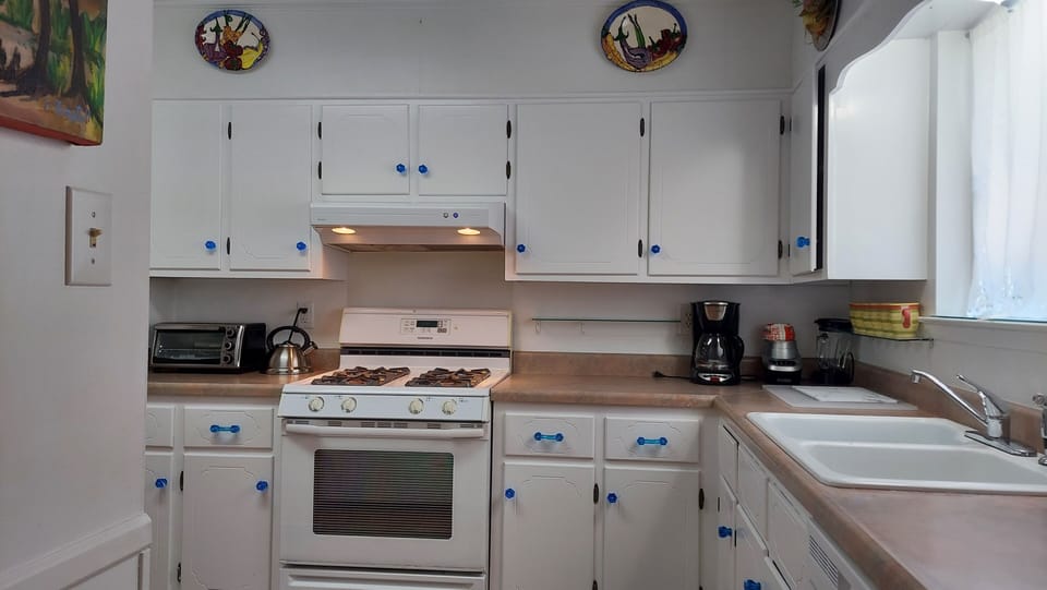 Toaster/broiler,  gas range/stove, full drip coffee/pod brewer