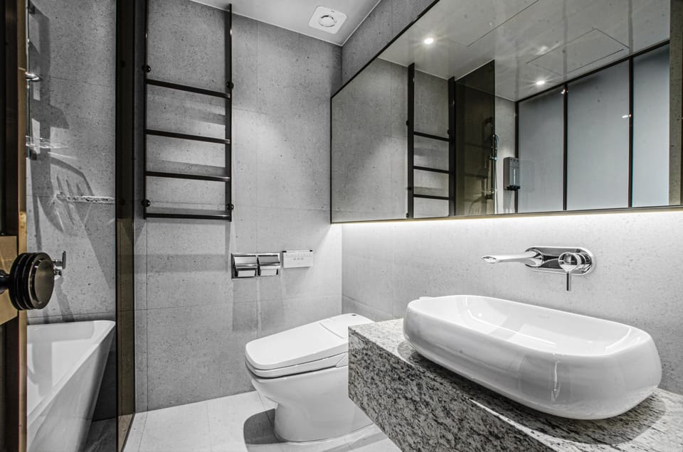 Deluxe Double Room (No Parking) | Bathroom | Free toiletries, hair dryer, bathrobes, slippers