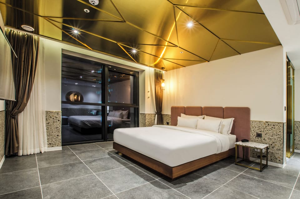 Suite City View | Down comforters, individually decorated, laptop workspace, soundproofing