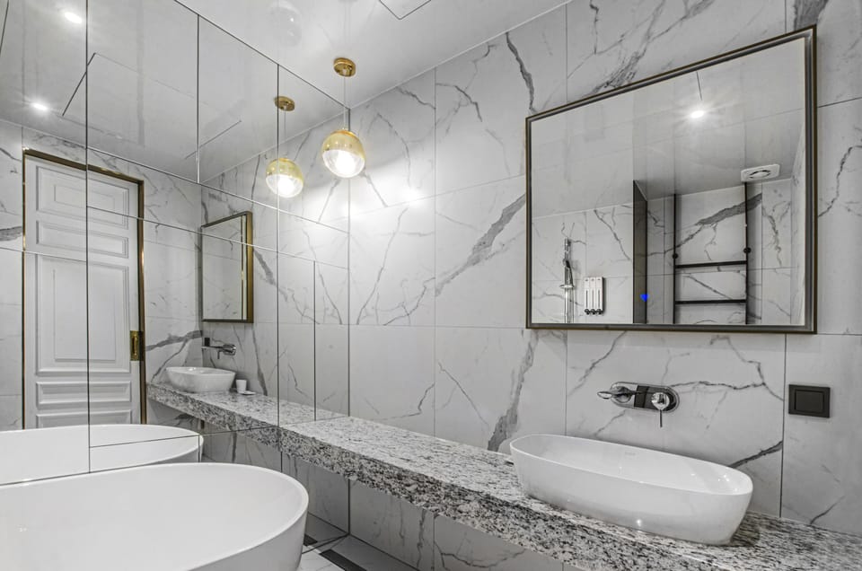 Signature Suite (No Parking) | Bathroom | Free toiletries, hair dryer, bathrobes, slippers