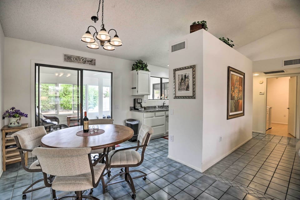 Dining Area | Seating for 4