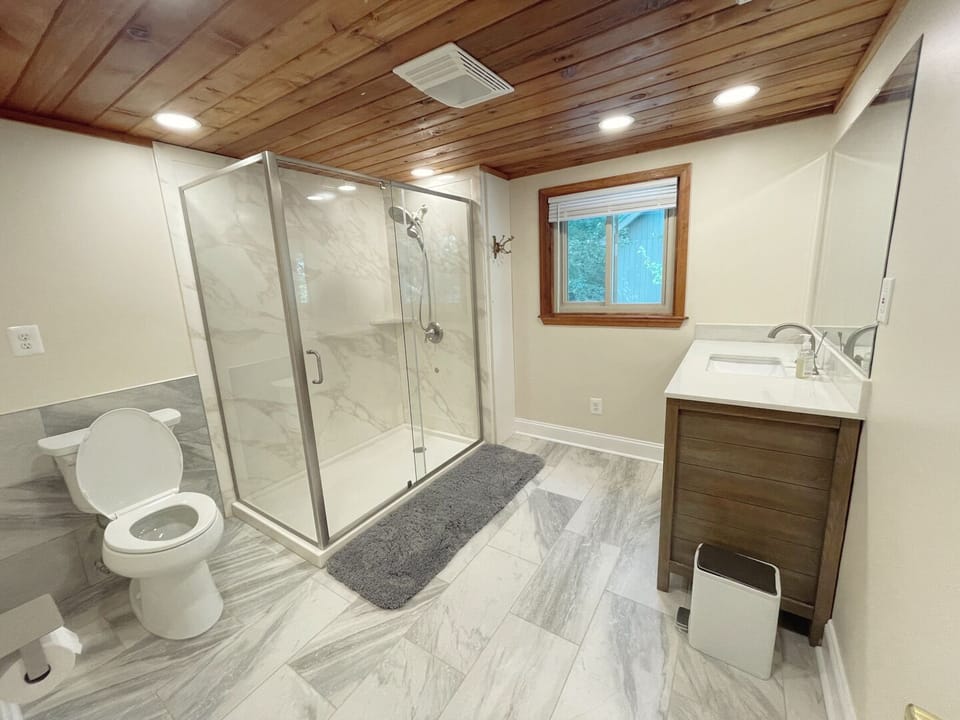 Full bathroom in master suite