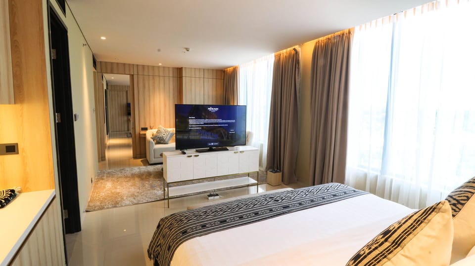 Presidential Suite | In-room safe, desk, laptop workspace, bed sheets