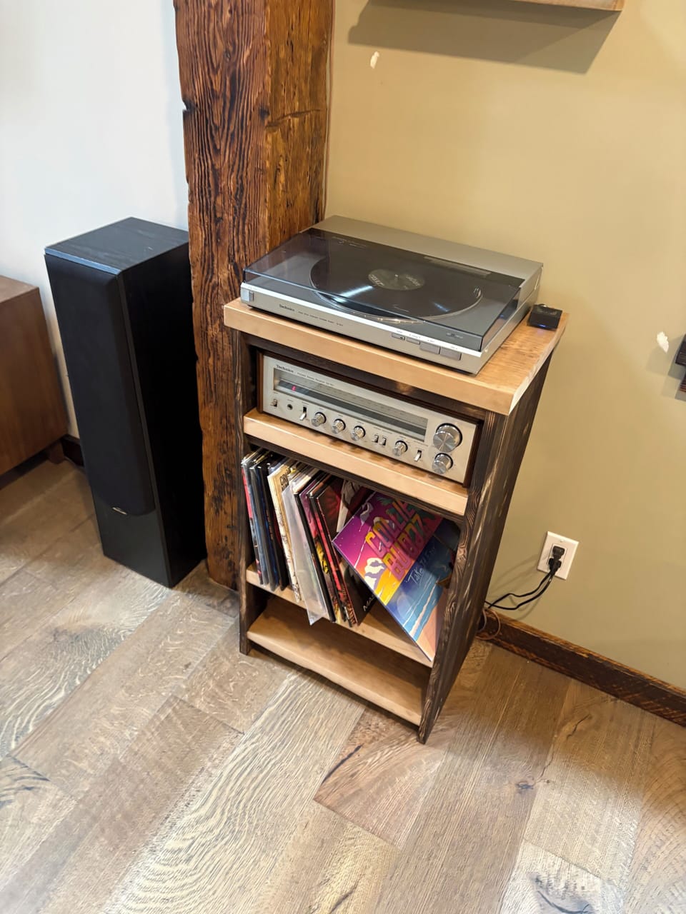  Vintage Techincs vinyl player and amp with a great selection of favorites, BT