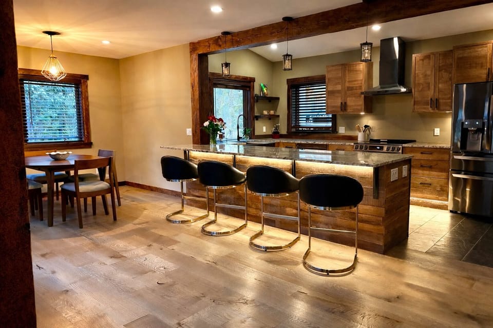 Amazing kitchen and living area welcomes you at Black Diamond Inn – Glacier WA