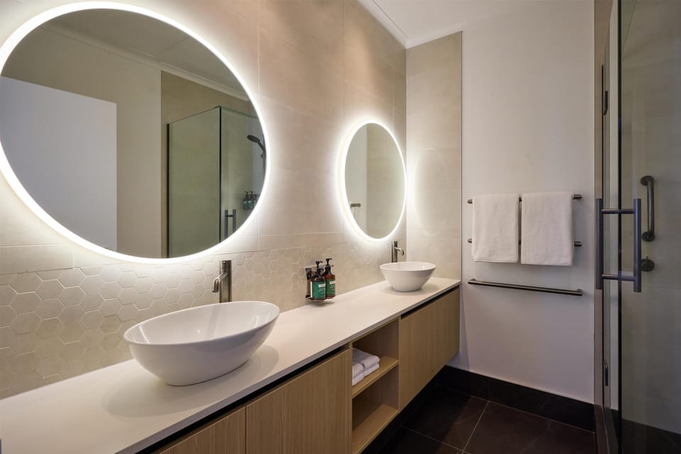Premier Grand One Bedroom Apartment with Balcony | Bathroom | Separate tub and shower, free toiletries, hair dryer, bathrobes