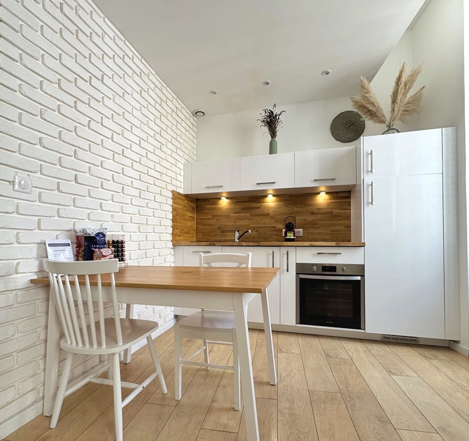 Full-size fridge, microwave, oven, stovetop
