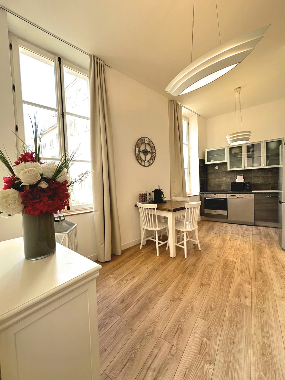 Appartement Le Joyau 2 | Private kitchen | Full-size fridge, microwave, oven, stovetop