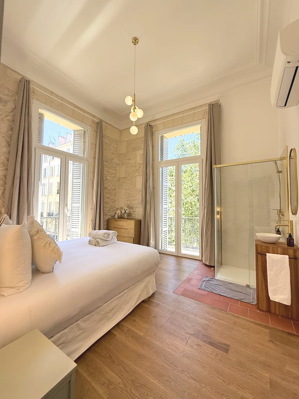 Elite Penthouse | Memory foam beds, in-room safe, blackout drapes, soundproofing