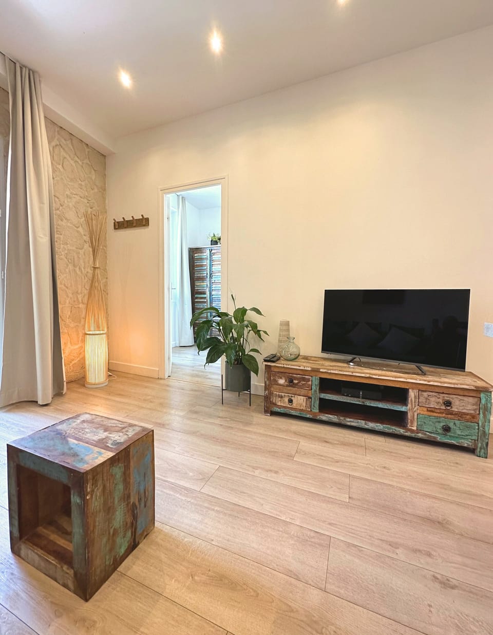 Appartement Le Vacon 7 | Living area | 40-inch flat-screen TV with cable channels, TV