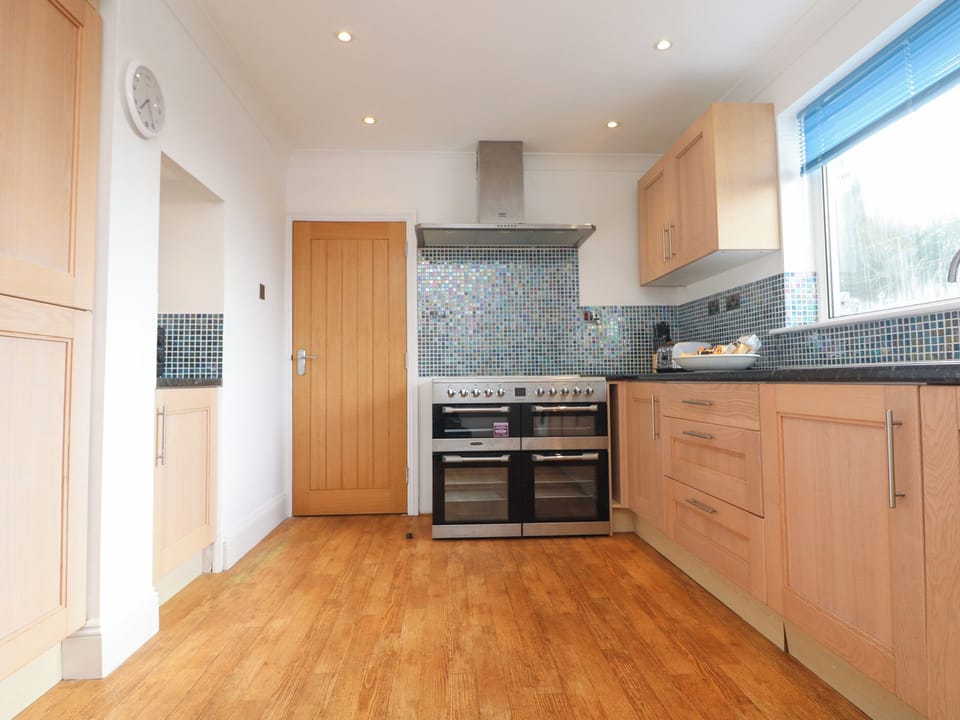 Cottage | Private kitchen | Fridge, microwave, dishwasher, cookware/dishes/utensils