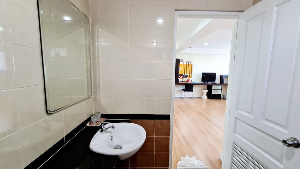 Superior Room | Bathroom | Shower, towels