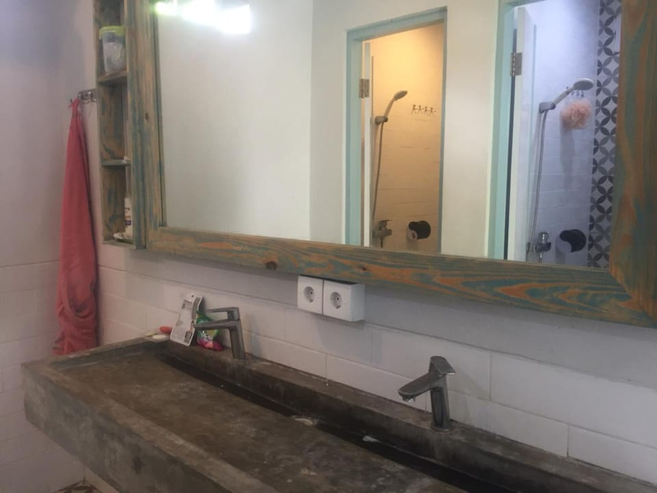 Shower, towels