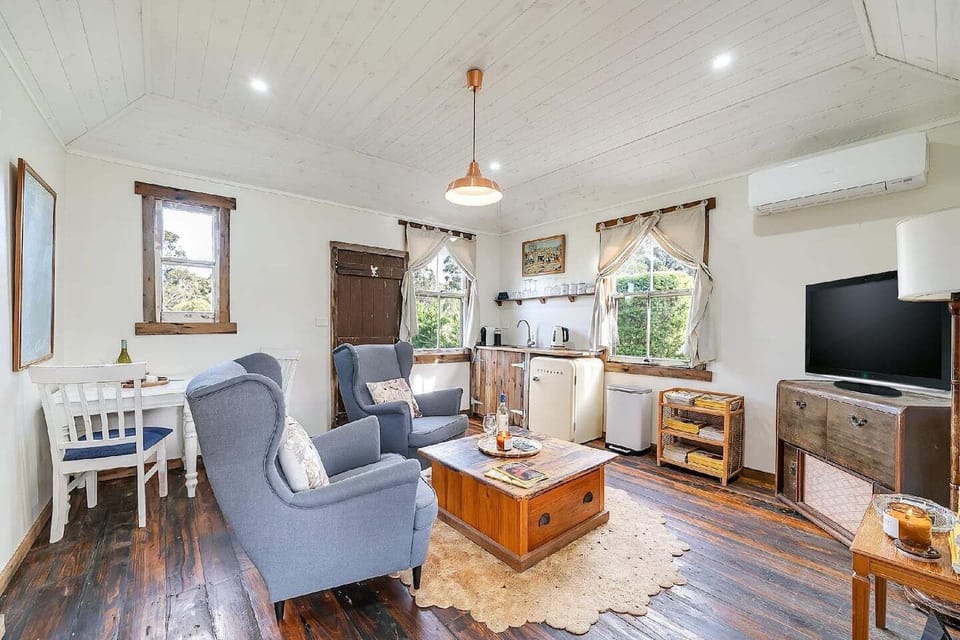 Scribbly Gum Cottage - Rustic, Picturesque, Romantic - Originally built in 1890 in Yass, relocated to Kangaroo Valley and lovingly restored. 