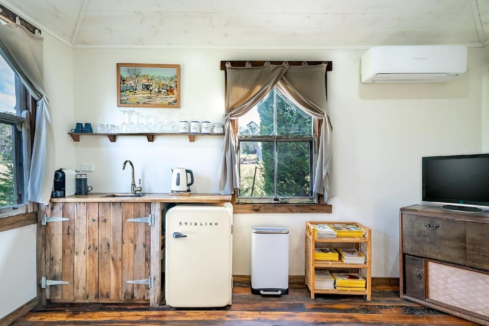 Scribbly Gum Cottage - Rustic, Picturesque, Romantic - Originally built in 1890 in Yass, relocated to Kangaroo Valley and lovingly restored. 