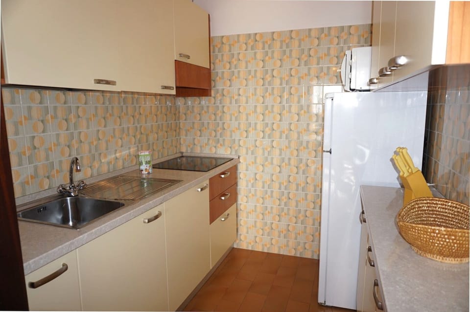 Apartment, 2 Bedrooms, Balcony, Pool View | Interior