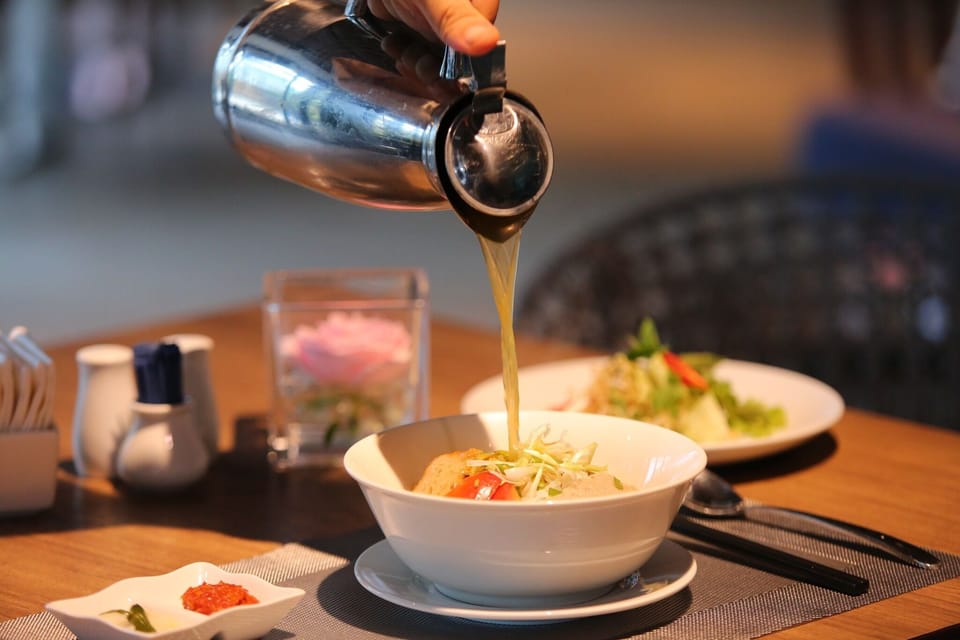 2 restaurants; breakfast, lunch, dinner, and brunch served