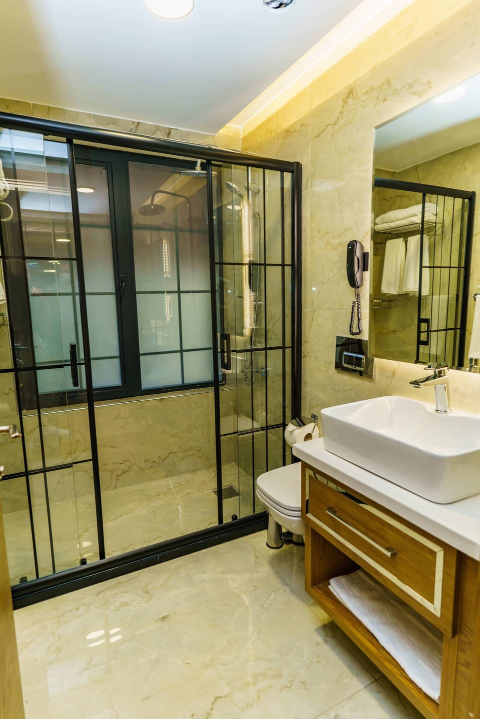 Comfort Double Room | Bathroom | Shower, rainfall showerhead, free toiletries, hair dryer