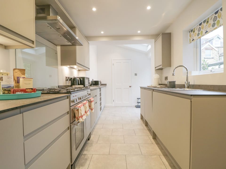 Cottage | Private kitchen | Fridge, microwave, dishwasher, electric kettle