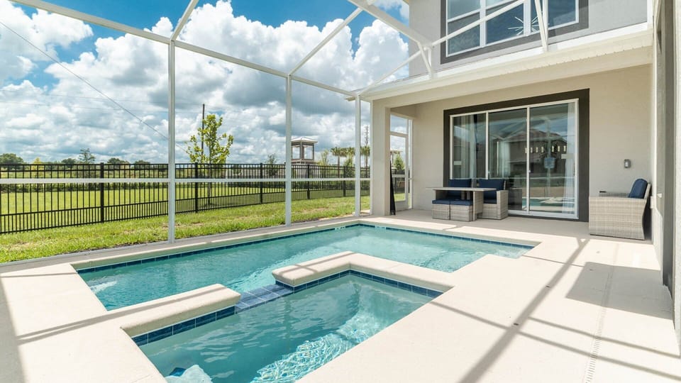 Spa/Pool
Pool Faces South
