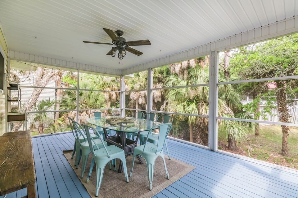 Upstairs screened back porch