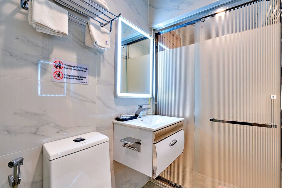 Shower, hydromassage showerhead, free toiletries, hair dryer