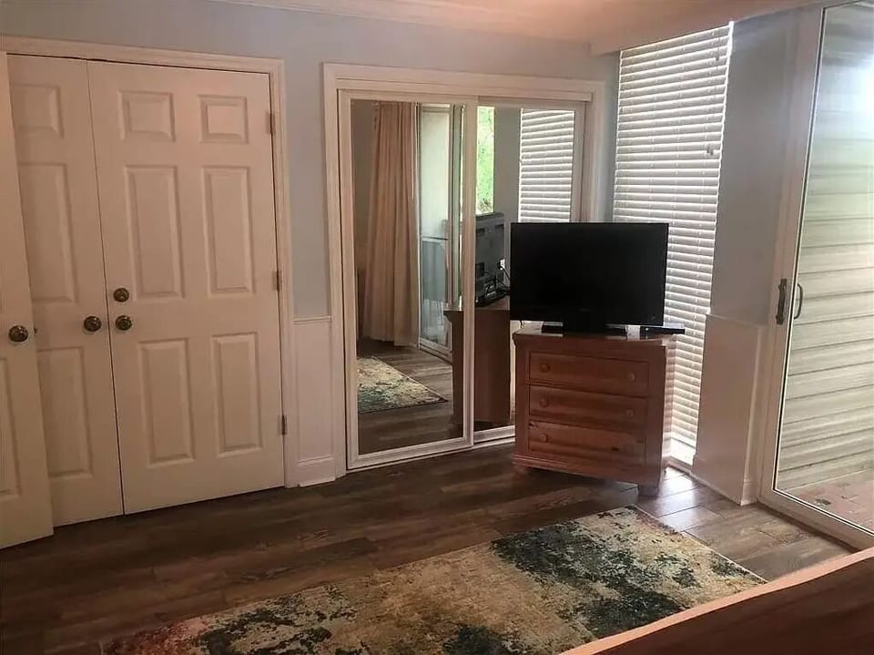 King Master, large washer and dryer behind those doors on the left!$