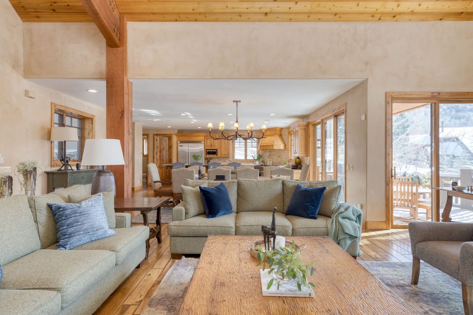 Open floor plan between the living area, dining area, and kitchen.