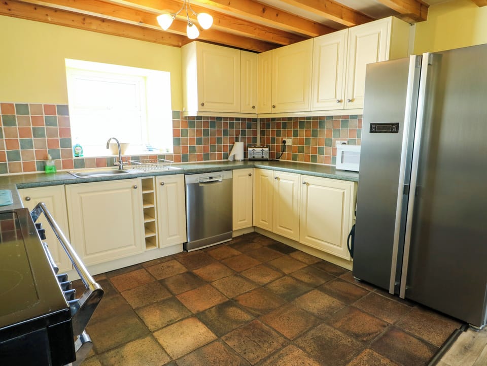 Cottage | Private kitchen | Fridge, microwave, dishwasher, cookware/dishes/utensils