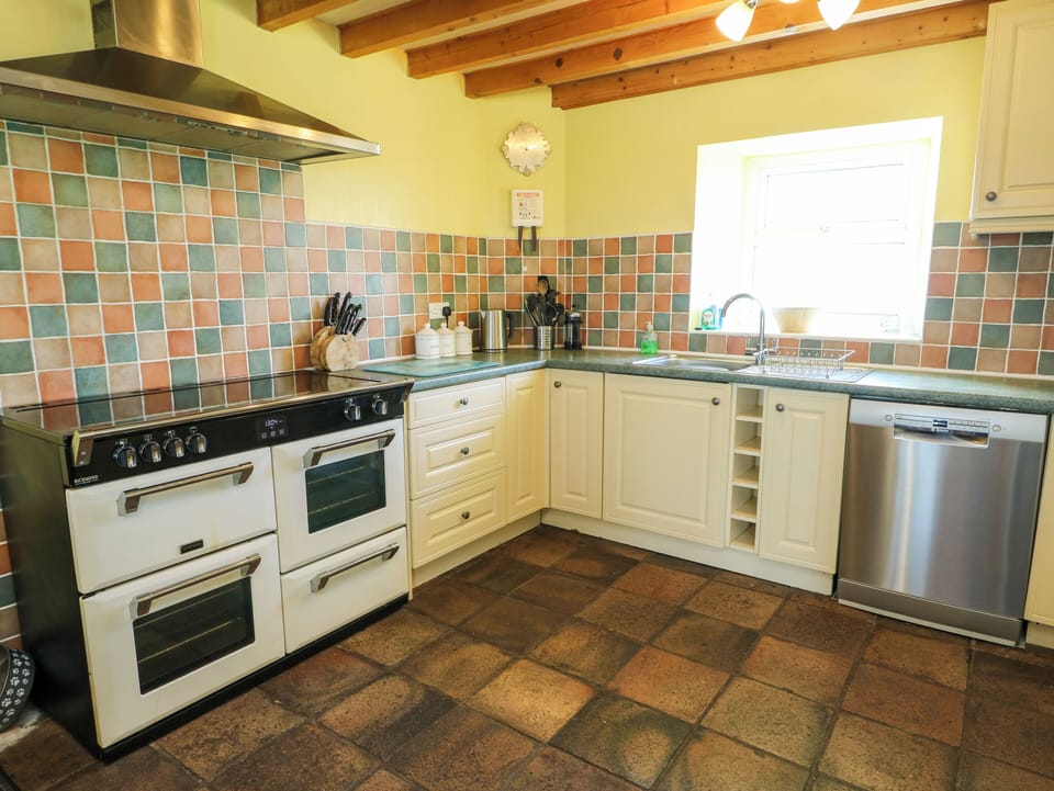 Cottage | Private kitchen | Fridge, microwave, dishwasher, cookware/dishes/utensils