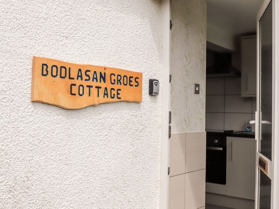Cottage | Private kitchen | Fridge, microwave, dishwasher, electric kettle