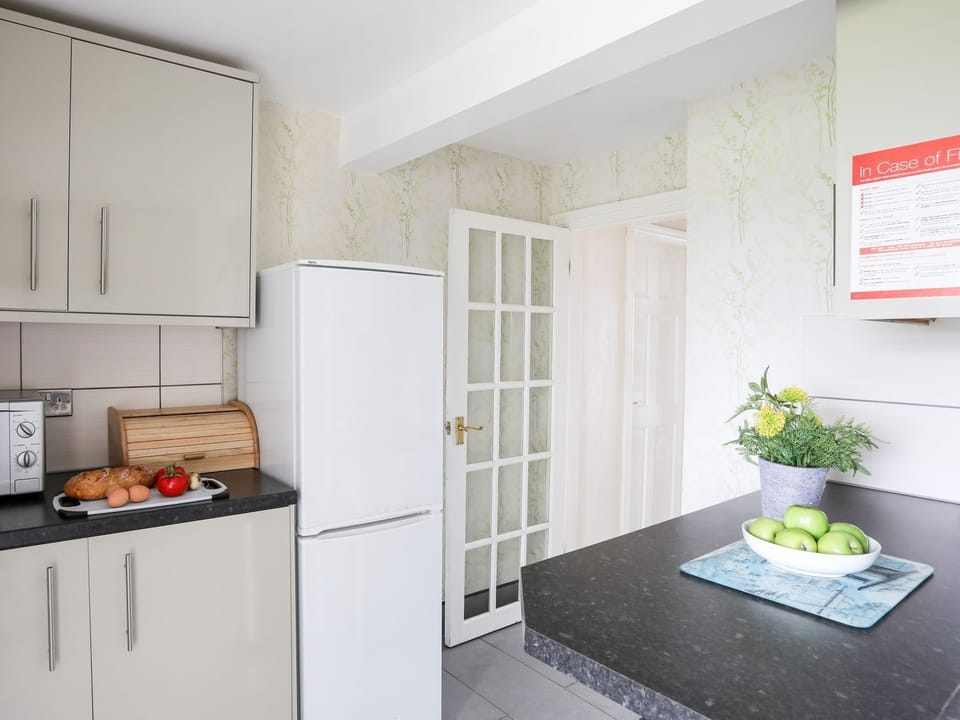 Cottage | Private kitchen | Fridge, microwave, dishwasher, electric kettle