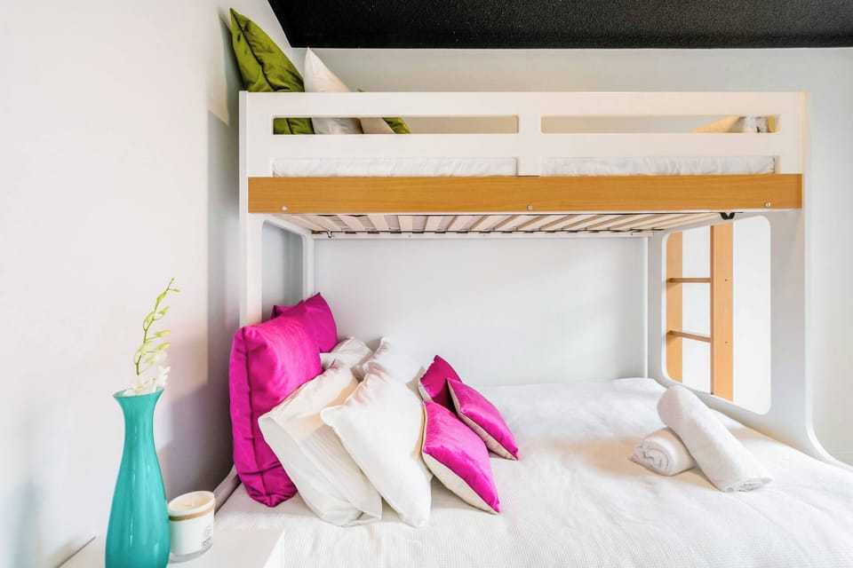 Bunk-style bedroom featuring a double bed and a single bed — a versatile space perfect for families or groups.
