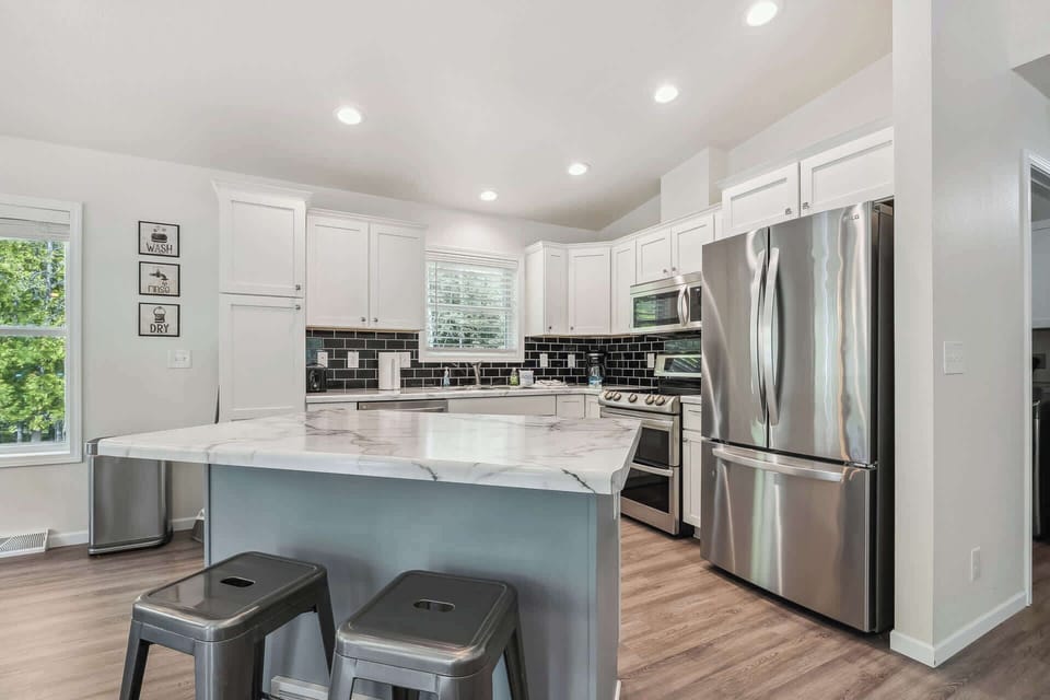 Modern spacious kitchen!