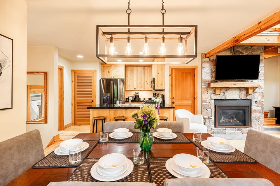 Dining area with seating for 6