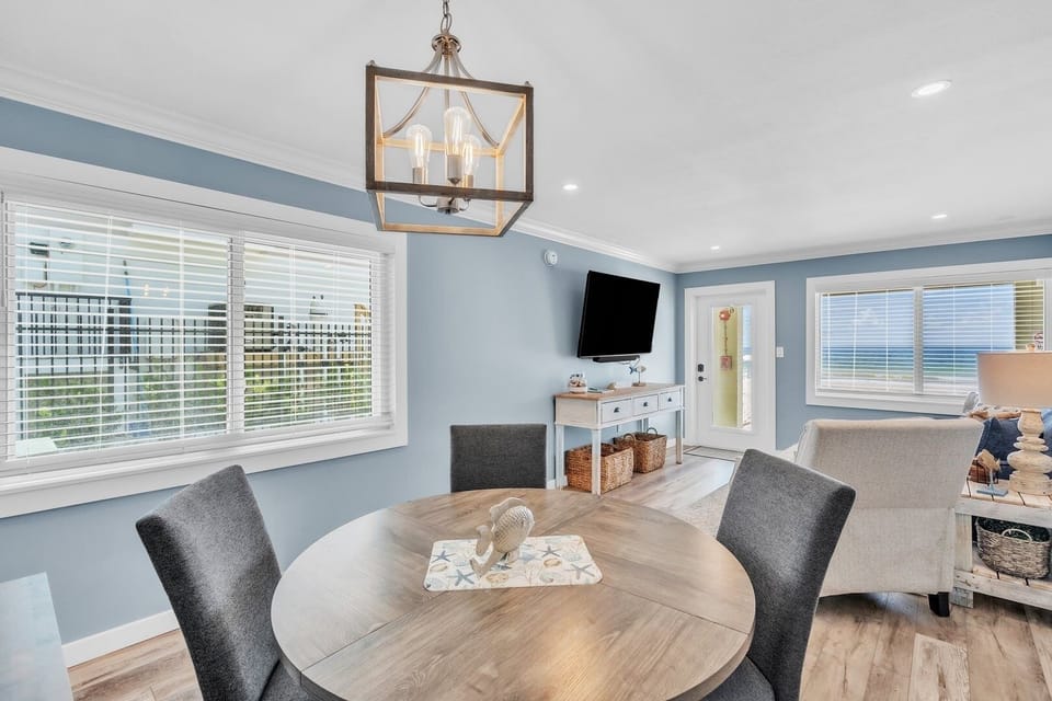 Condo, 2 Bedrooms | Dining