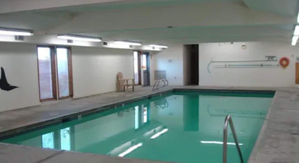 Indoor pool, sun loungers