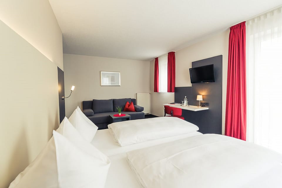 Single Room | Living area | Flat-screen TV