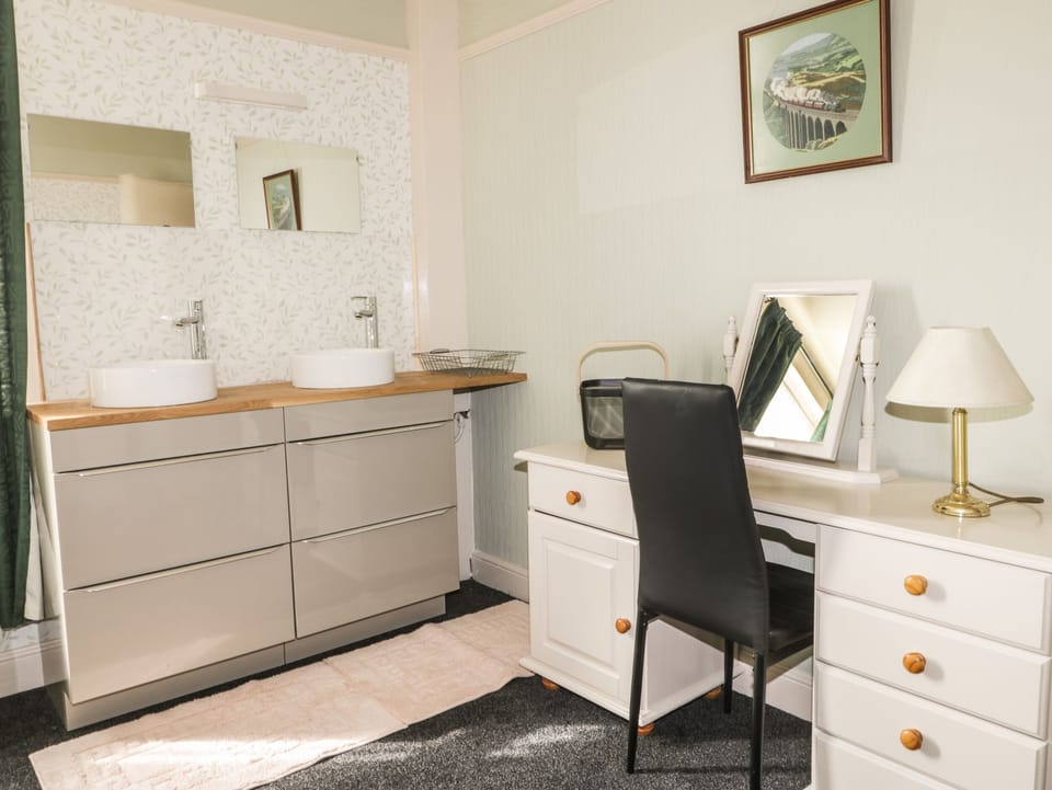 Cottage | 6 bedrooms, individually decorated, individually furnished, free WiFi